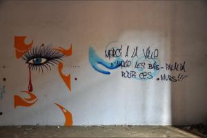 Tags, murs tristes, monde étrange...