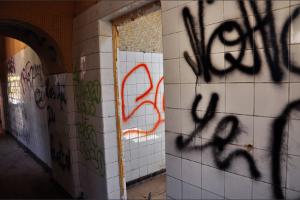Tags, murs tristes, monde étrange...