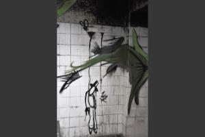 Tags, murs tristes, monde étrange...