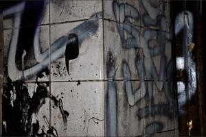 Tags, murs tristes, monde étrange...