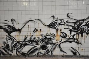 Tags, murs tristes, monde étrange...