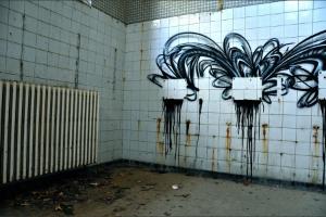 Tags, murs tristes, monde étrange...