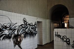 Tags, murs tristes, monde étrange...