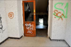 Tags, murs tristes, monde étrange...
