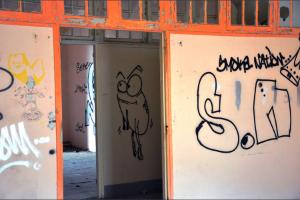 Tags, murs tristes, monde étrange...