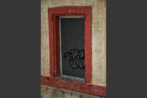 Tags, murs tristes, monde étrange...