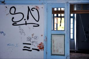 Tags, murs tristes, monde étrange...