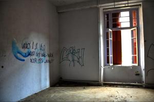 Tags, murs tristes, monde étrange...