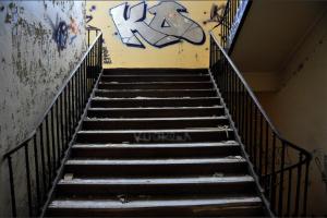 Tags, murs tristes, monde étrange...