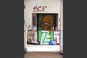 Tags, murs tristes, monde étrange...